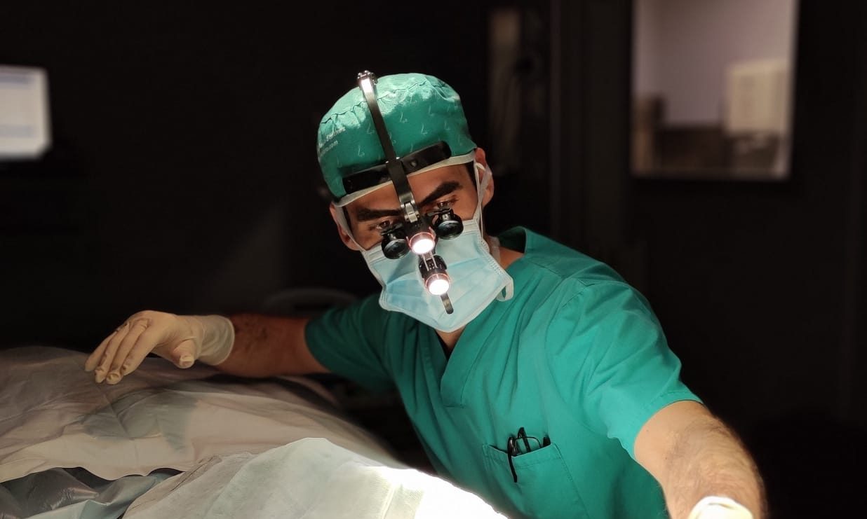 doctor Franklin Mariño operando